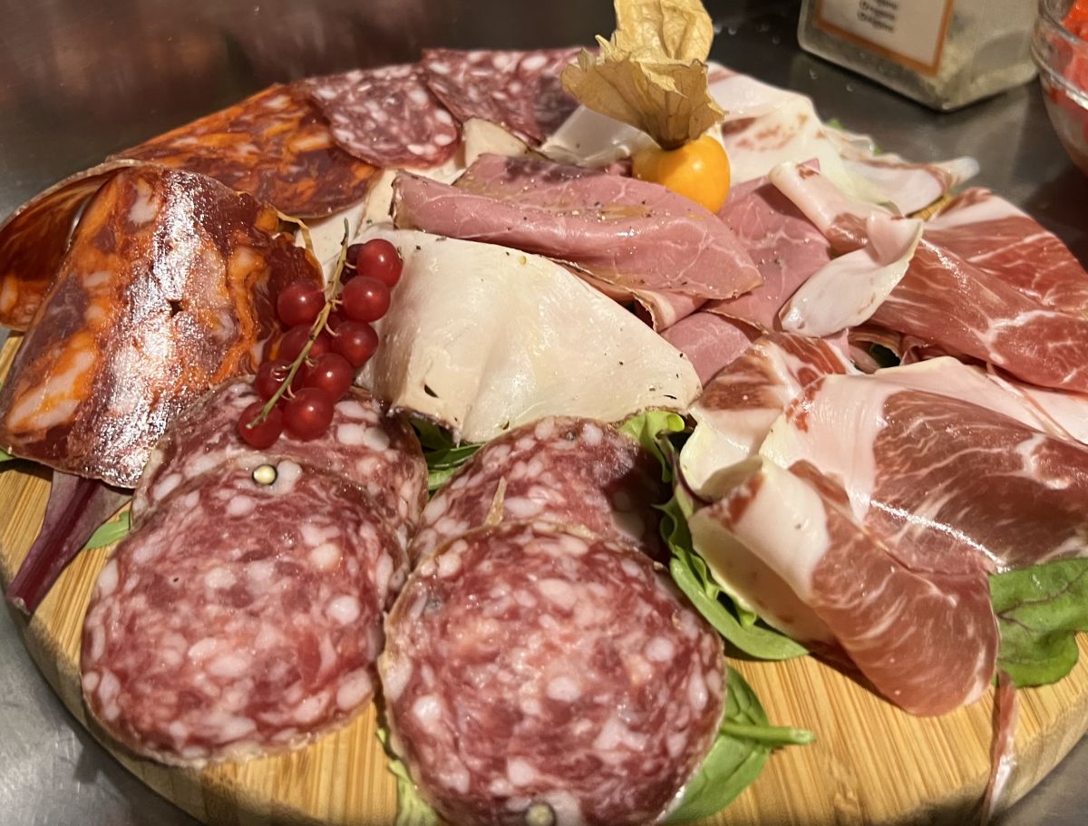 tagliere misto salumi e formaggi per una  persona